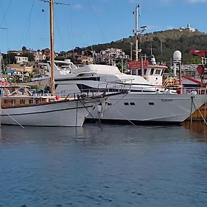 Botel Boat&breakfast Lucretia, Luxury Yacht